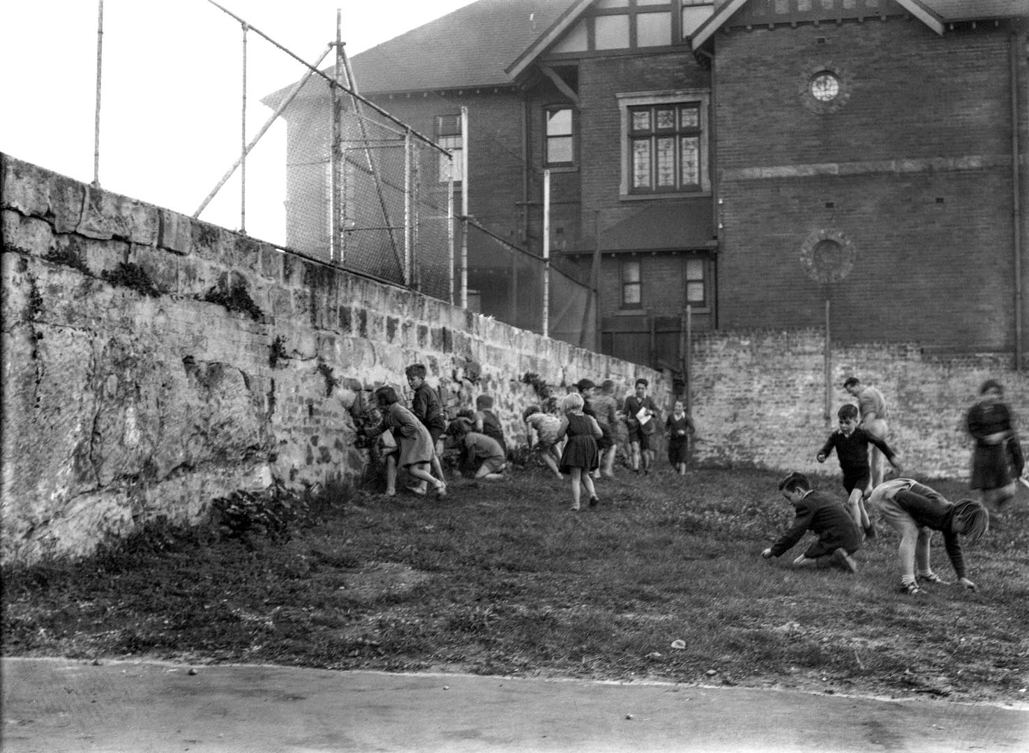 Maybanke Children’s Playground c.1930s with CSR hostel at rear  (Photograph: City of Sydney Archives) 