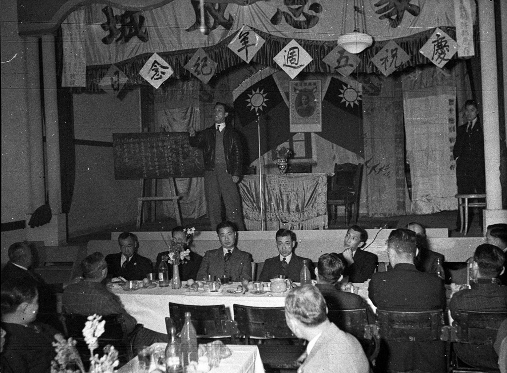 A luncheon at the Kuomintang rooms in Ultimo Road, 1942 (Photograph: Sam Hood / Mitchell Library, State Library of NSW)
